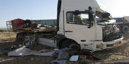 İran'da kamyon ile otomobil çarpıştı: 6 ölü