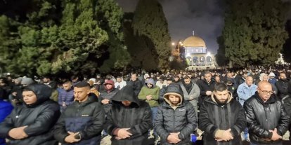 Tüm baskılara rağmen on binler Mescid-i Aksa'da saf tuttu