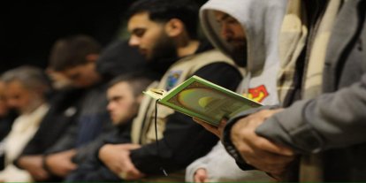 İşgalcilerin kısıtlamalarına rağmen Aksa'da yatsı ve teravih safları doldu