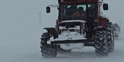 Malatya'da kar nedeniyle mahsur kalan sürücüyü köylüler kurtardı