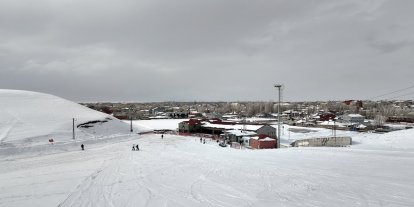 Cemre suya düştü ama Ağrı'da soğuklardan kayak pistinde kış mesaisi sürüyor