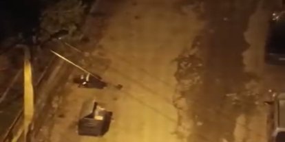 Temizlik personeli işini aksatmadan ibadetini de beraber yapıyor