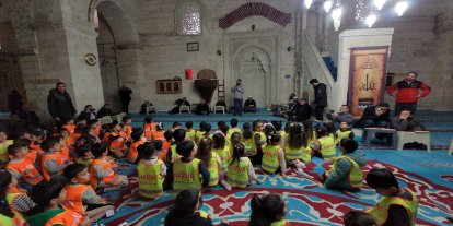 Asırlık camide yaşlılara anlamlı ziyaret