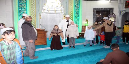 Ağrı’da Ramazan ayının neşesi, minik ellere tatlı ikramı yapılıyor