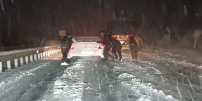 Mardin-Diyarbakır yolunda yoğun kar nedeniyle ulaşım aksadı