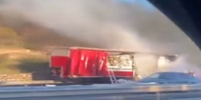 İzmir’de kağıt havlu yüklü TIR’da yangın