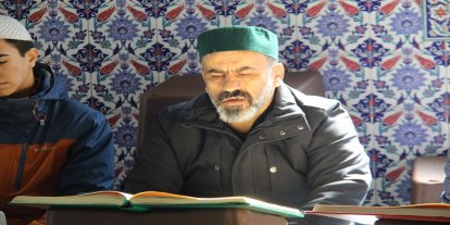 Her gün farklı bir camide ibadet ediyor