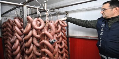 Bursa'da 700 kilo tüketilmesi sakıncalı sucuk imha edildi