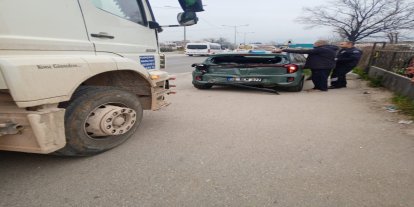 Bursa'da hafriyat kamyonu otomobile çarptı: Bir kişi yaralandı