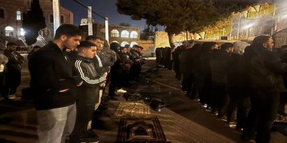 Kudüslüler 13 gündür Mescid-i Aksa'nın kapılarının önünde namaz kılıyor