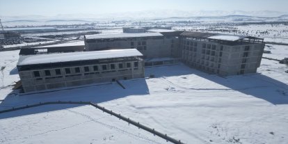 Ağrı'da sismik izolatörlerin kullanıldığı 270 yataklı hastanenin inşası sürüyor