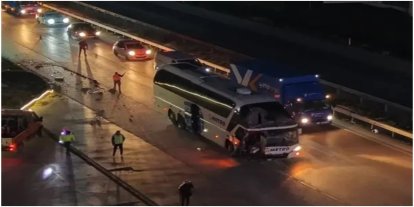 Otobüs ile tırın çarpıştığı kazada 11 kişi yaralandı