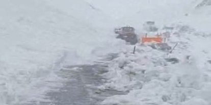 Çığ nedeniyle ulaşım dururken mahsur kalan 40 yolcu kurtarıldı