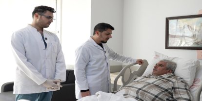 Böbrek bezi üstünde bulunan 20 santimetrelik dev kitle kapalı yöntemle çıkarıldı