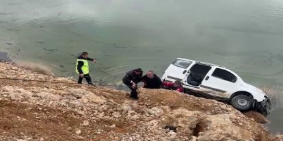 Gölete doğru yuvarlanan otomobil, kaya parçasına takılarak durdu