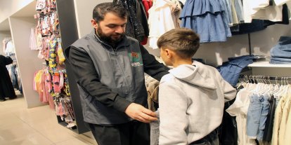 Avrupa Yetim Eli bayramlık kıyafetlerle yetimleri sevindirdi