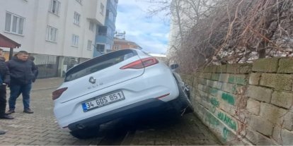 Bingöl'de yayaya çarpmamak için manevra yapan araç boşluğa düştü: 2 yaralı