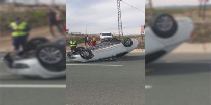 Bariyerlere çarpan otomobil takla attı: 2 yaralı