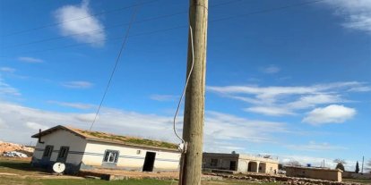 Şanlıurfa'da elektrik direğini oyup kaçak hat çektiler