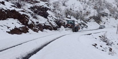 Şırnak'ta karla kapanan köy yolları temizleniyor