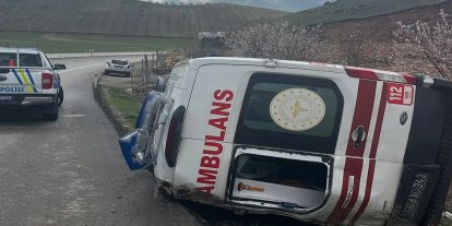 Siirt’te ambulans devrildi: Bir yaralı