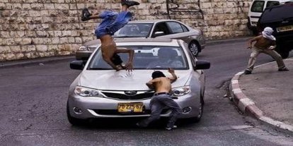 Siyonist işgalciler Filistinlileri araçla ezmeye çalıştı: 5 Yaralı