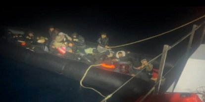 İzmir açıklarında lastik bottaki 37 düzensiz göçmen yakalandı