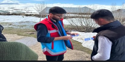 SYDV’den ebeveynlerinden yoksun çocuklara giyim desteği kartı