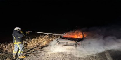 Van’da seyir halindeki araç alev aldı