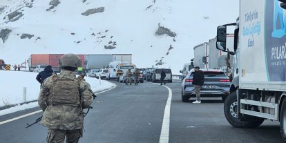 Van-Hakkari karayoluna çığ düştü: Çok sayıda araç mahsur kaldı