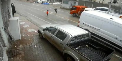 Aniden yola fırlayan çocuk ölümden döndü