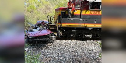 ABD'de hemzemin geçitte tren minibüse çarptı: 5 ölü