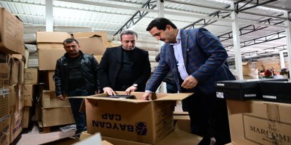 Battalgazi Belediye Başkanı Taşkın yardım malzemeleri tasnifine eşlik etti