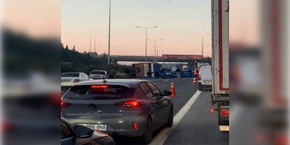 Torbalı otoyolunda zeytin yüklü tır devrildi