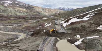 Bingöl’de heyelan: Yelesen grup yolu ulaşıma kapandı