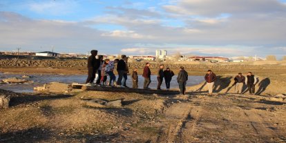 Ağrı'da "ilkel" ulaşım çilesi, mahalleli kendi köprüsünü kendi yapıyor(!)
