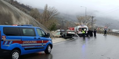 Sürücünün direksiyon hakimiyetini kaybettiği otomobil takla atarak ters döndü: 5 yaralı