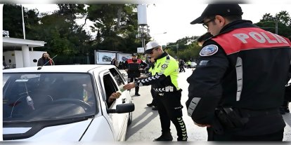 İzmir’de aranan 966 şahıs yakalandı