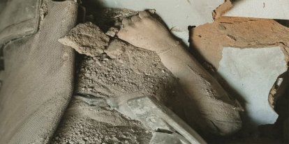 İran’da hava saldırısı: Enkaz altında kalan çocuğun görüntüsü yürek burktu