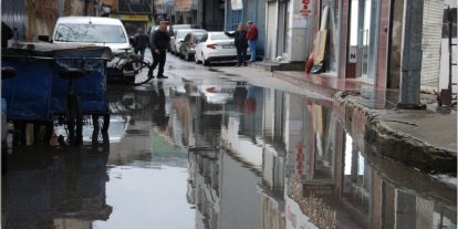 İzmir'de esnaf yağmur çilesine tepki gösteriyor