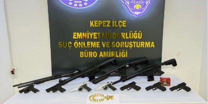 Antalya'da 11 adrese düzenlenen operasyonda çok sayıda silah ele geçirildi