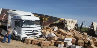 Lastiği patlayan tır kontrolden çıkarak devrildi