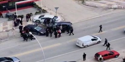 Kontrolden çıkan otomobil park halindeki araçlara çarptı: 1 yaralı