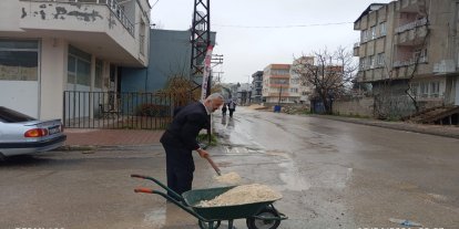 Mahalle muhtarından çukurlaşan yollara dikkat çeken çözüm