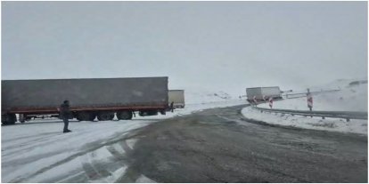 Erzurum-Çat kara yolunda tırlar mahsur kaldı