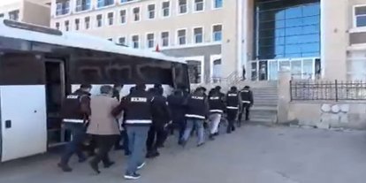 İzmir'de arama kaydı bulunan 92 kişi yakalandı