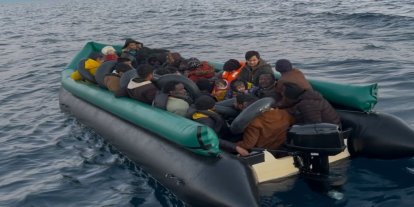 İzmir açıklarında 43 düzensiz göçmen yakalandı