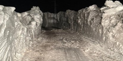 Kar yağışının olduğu Ağrı'da köy yollarının trafiğe açılması için çalışmalar devam ediyor