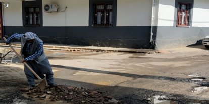 Şanlıurfa'da vatandaşlar bozuk yolu kendi imkanlarıyla onardı