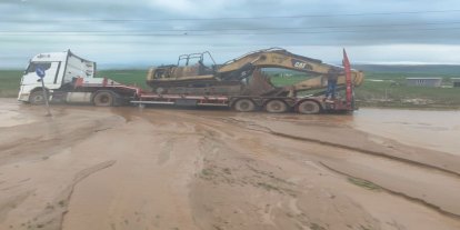 Kurtalan yolunda tehlikeli birikinti: Araçlar mahsur kaldı